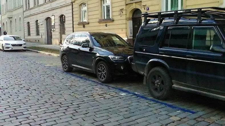 Jak (ne)parkovat v Praze: Muž pomocí prkna a spreje přebarvil zónu stání